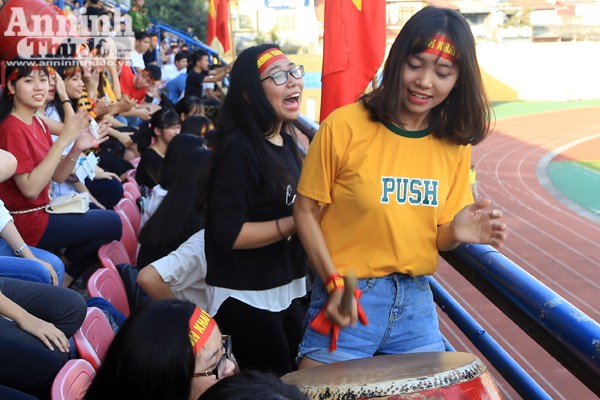 ...thì các nữ sinh cũng không kém phần