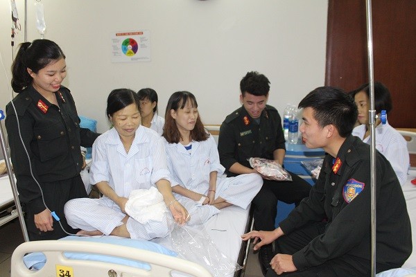 Xúc động hình ảnh chiến sỹ Công an Hà Nội sẻ chia với các nữ bệnh nhân ảnh 5