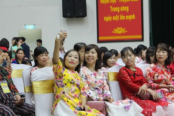 Xúc động hình ảnh chiến sỹ Công an Hà Nội sẻ chia với các nữ bệnh nhân ảnh 8