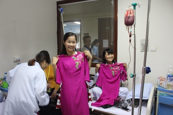 Xúc động hình ảnh chiến sỹ Công an Hà Nội sẻ chia với các nữ bệnh nhân ảnh 6
