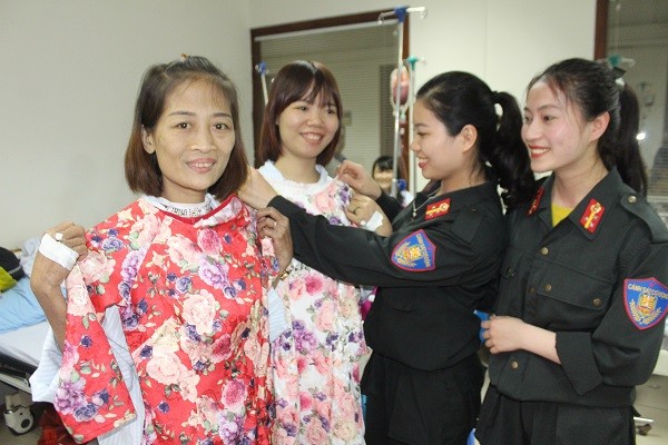 Xúc động hình ảnh chiến sỹ Công an Hà Nội sẻ chia với các nữ bệnh nhân ảnh 4