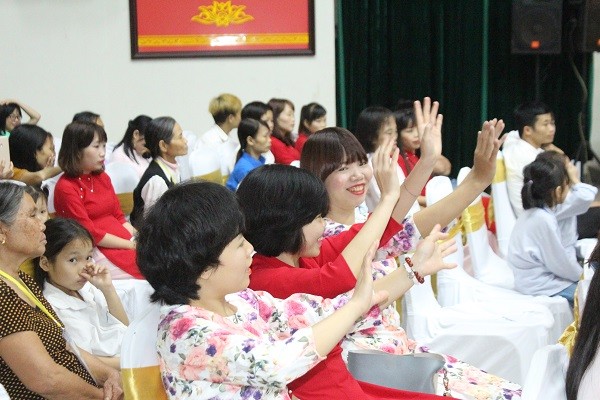 Xúc động hình ảnh chiến sỹ Công an Hà Nội sẻ chia với các nữ bệnh nhân ảnh 12