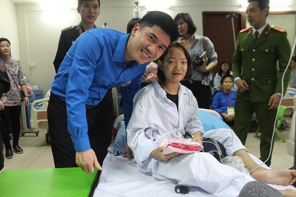 Xúc động hình ảnh chiến sỹ Công an Hà Nội sẻ chia với các nữ bệnh nhân ảnh 3