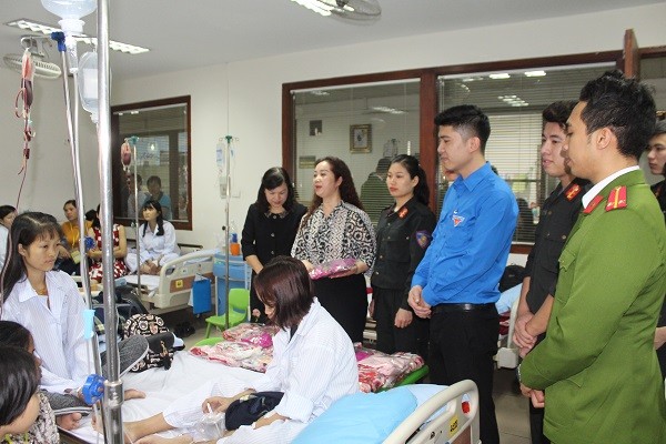 Xúc động hình ảnh chiến sỹ Công an Hà Nội sẻ chia với các nữ bệnh nhân ảnh 2