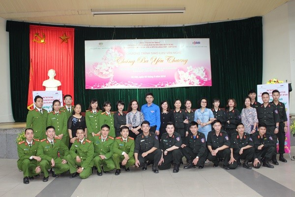 Xúc động hình ảnh chiến sỹ Công an Hà Nội sẻ chia với các nữ bệnh nhân ảnh 14