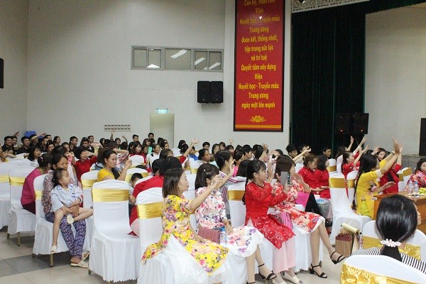 Xúc động hình ảnh chiến sỹ Công an Hà Nội sẻ chia với các nữ bệnh nhân ảnh 13