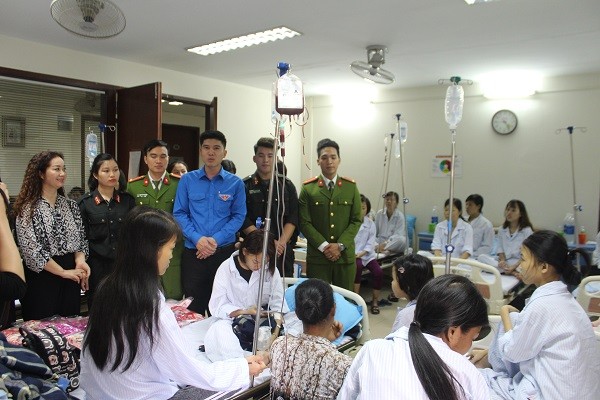 Xúc động hình ảnh chiến sỹ Công an Hà Nội sẻ chia với các nữ bệnh nhân ảnh 1