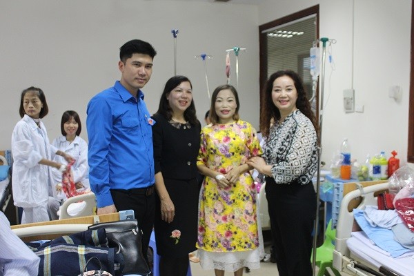 Xúc động hình ảnh chiến sỹ Công an Hà Nội sẻ chia với các nữ bệnh nhân ảnh 7