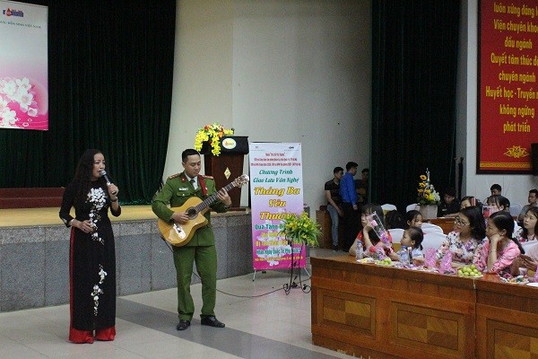 Xúc động hình ảnh chiến sỹ Công an Hà Nội sẻ chia với các nữ bệnh nhân ảnh 11