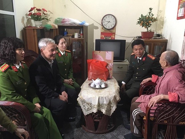CAQ cùng đại diện khu dân cư đến thăm và tặng quà cho các hộ gia đình