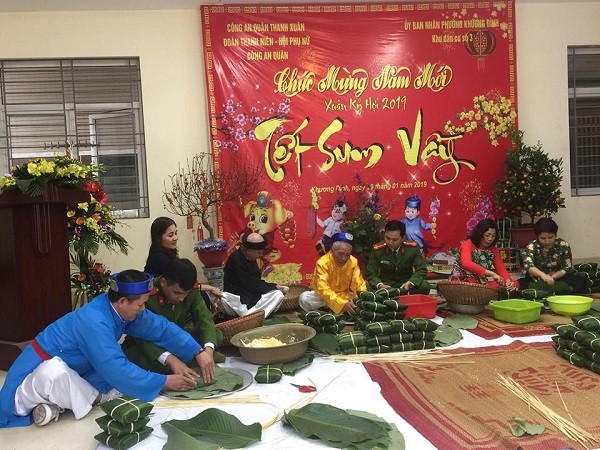 Các CBCS CAQ Thanh Xuân cùng người dân tổ chức gói bánh chưng