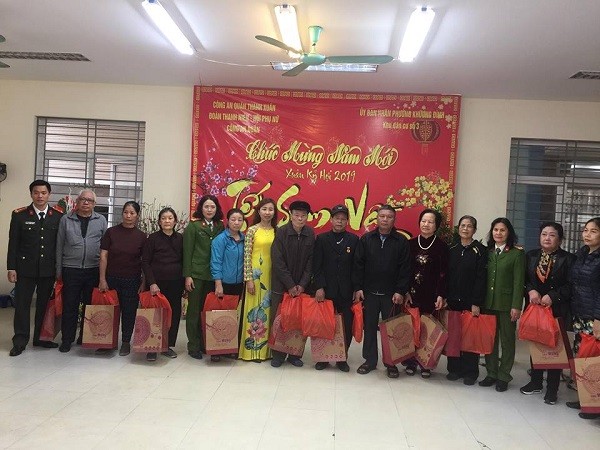 43 hộ gia đình có hoàn cảnh khó khăn, gia đình chính sách được CAQ Thanh Xuân tặng quà Tết năm 2019