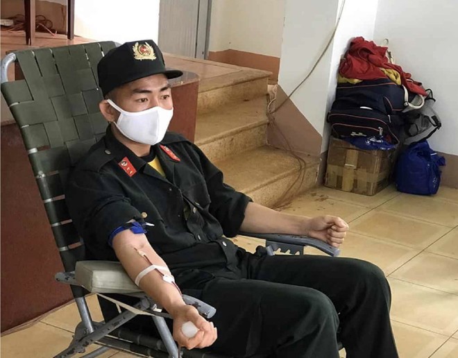 Thượng úy Công trong một lần tham gia hiến máu tình nguyện