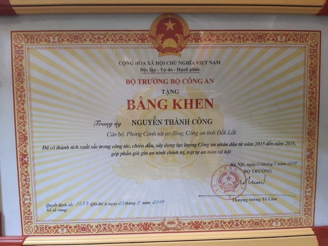 Thượng úy Công được Bộ trưởng Bộ Công an tặng Bằng khen “Vì đã có thành tích xuất sắc trong công tác, chiến đấu, xây dựng lực lượng CAND, góp phần giữ gìn ANCT, TTATXH”