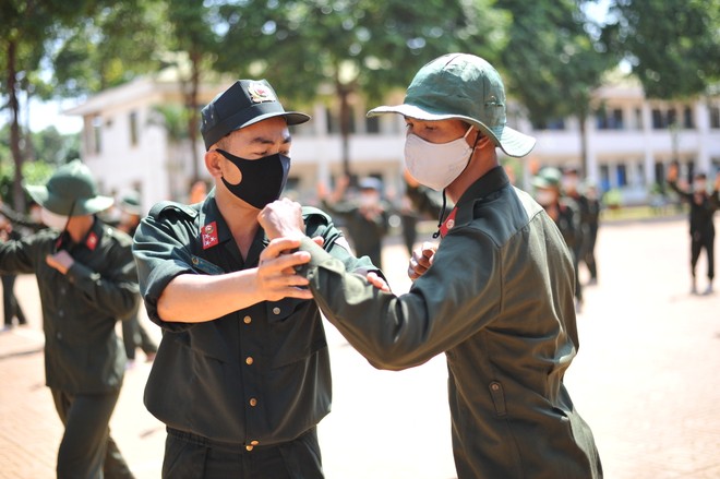 Thượng úy Công hướng dẫn tập luyện cho các tân binh mới tại đơn vị