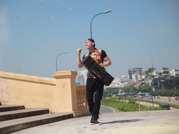 “Bỏ mặc” nhóm bạn thân, Phan Đình Tùng đến bên vợ tình tứ ảnh 11