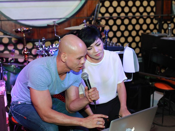 “Bỏ mặc” nhóm bạn thân, Phan Đình Tùng đến bên vợ tình tứ ảnh 7