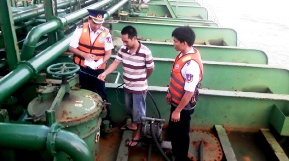 Đang khám nghiệm tàu Sunrise 689, trở về từ tay cướp biển ảnh 9