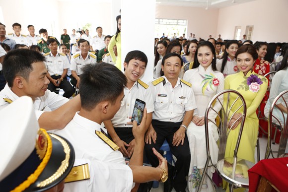 Thí sinh HHVN 2014 rực rỡ áo cờ đỏ sao vàng ảnh 7