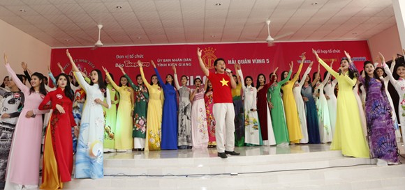 Thí sinh HHVN 2014 rực rỡ áo cờ đỏ sao vàng ảnh 6