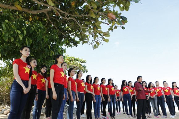 Thí sinh HHVN 2014 rực rỡ áo cờ đỏ sao vàng ảnh 1