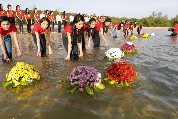 Thí sinh HHVN 2014 rực rỡ áo cờ đỏ sao vàng ảnh 10