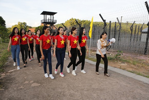 Thí sinh HHVN 2014 rực rỡ áo cờ đỏ sao vàng ảnh 12