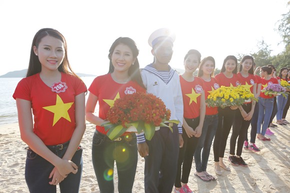 Thí sinh HHVN 2014 rực rỡ áo cờ đỏ sao vàng ảnh 8