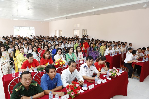 Thí sinh HHVN 2014 rực rỡ áo cờ đỏ sao vàng ảnh 5