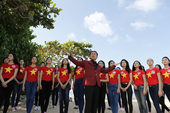 Thí sinh HHVN 2014 rực rỡ áo cờ đỏ sao vàng ảnh 2