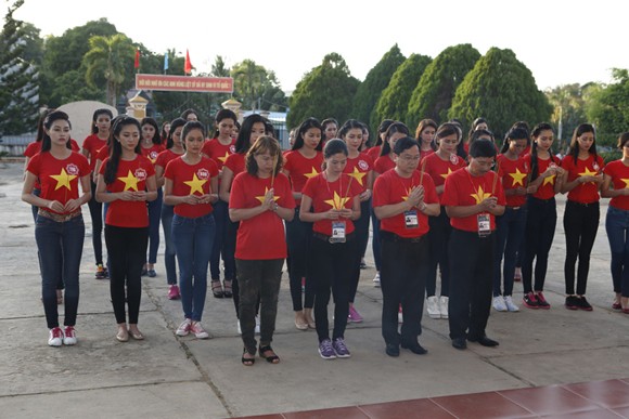 Thí sinh HHVN 2014 rực rỡ áo cờ đỏ sao vàng ảnh 11