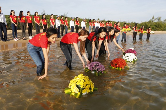Thí sinh HHVN 2014 rực rỡ áo cờ đỏ sao vàng ảnh 9