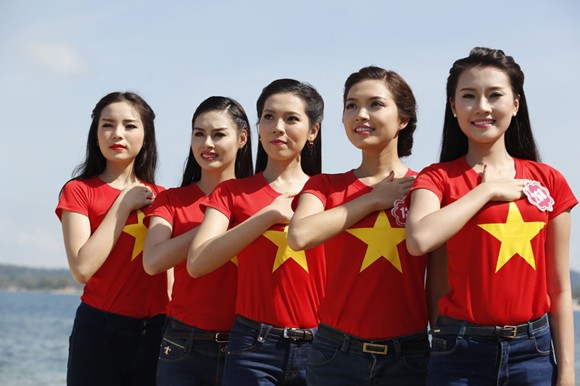 Thí sinh HHVN 2014 rực rỡ áo cờ đỏ sao vàng ảnh 3