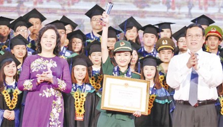 Trở thành thủ khoa xuất sắc dù phải nhịn ăn, bốc vác, làm thuê... ảnh 1