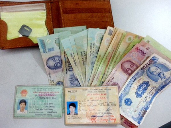 Nhiều người nổi máu tham nhận là ví tiền của mình ảnh 1