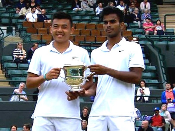 Lý Hoàng Nam cùng Sumit Nagal nâng chiếc cup vô địch đôi nam trẻ Wimblendon 2015. Ảnh: foxsport.