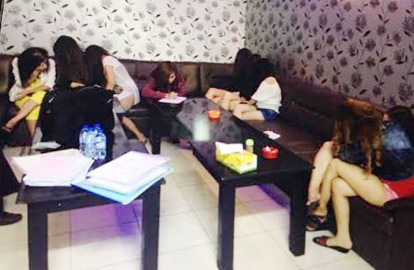 Tiếp viên mặc "nội y" ngả ngớn trong nhà hàng karaoke không phép ảnh 2