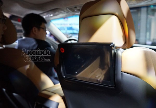 Hàng ghế sau có chức năng massage, 2 màn hình giải trí 9,2 inch và chỗ gác chân