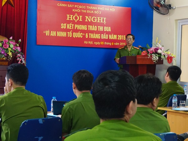 Đại tá Nguyễn Văn Sơn, Phó Giám đốc Cảnh sát PCCC Hà Nội phát biểu tại hội nghị