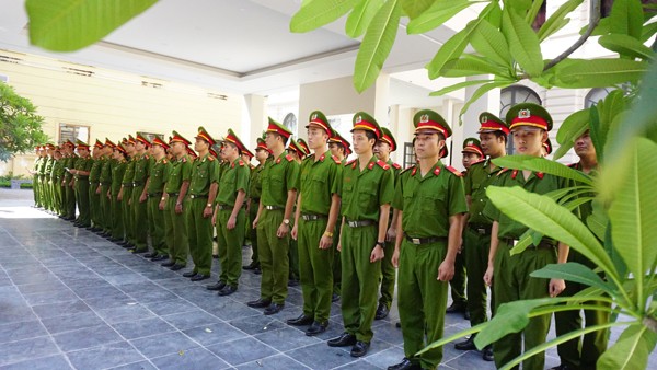 Phút mặc niệm trước Đài tưởng niệm các Anh hùng, liệt sỹ