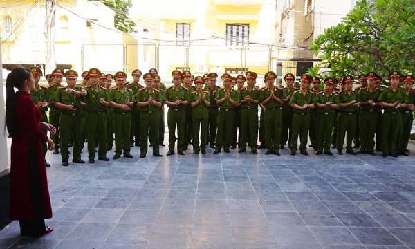 CBCS được hướng dẫn viên thuyết minh cụ thể, sinh động về sự hào hùng của thế hệ đi trước