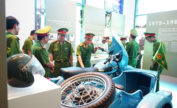 Giáo dục truyền thống qua những kỷ vật ảnh 11