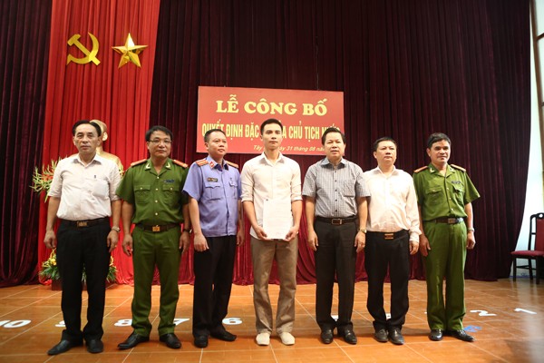 Đại diện ban ngành chức năng quận Tây Hồ thực hiện trao quyết định đặc xá của Chủ tịch nước cho phạm nhân Lê Văn Dân (áo trắng đứng giữa)