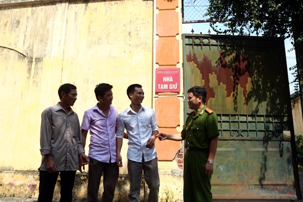 Gia đình phạm nhân Lê Văn Dân đến đón người thân tại CAQ Tây Hồ