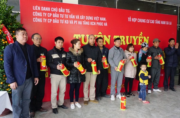 Đại diện chủ đầu tư tặng bình chữa cháy xách tay cho cư dân