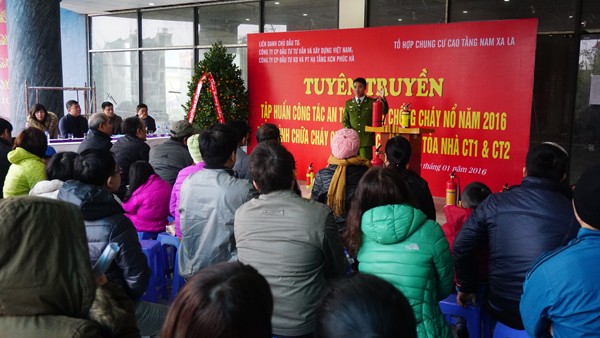 Cán bộ Cảnh sát PCCC phổ biến cách sử dụng bình chữa cháy xách tay cho bà con tổ hợp chung cư cao tầng Nam Xa La - Hà Đông