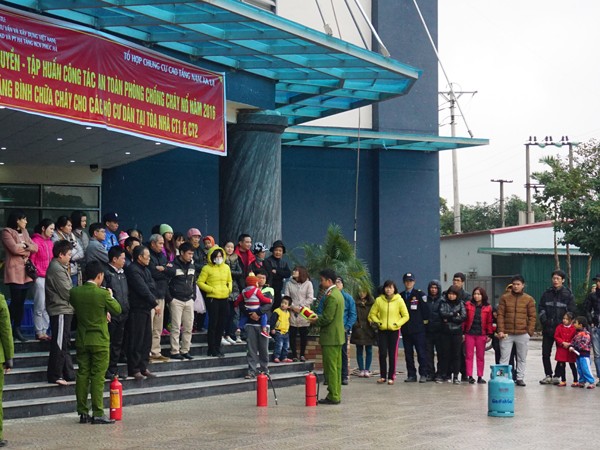 Phát bình chữa cháy miễn phí, nâng cao kỹ năng PCCC, thoát nạn tại chung cư Nam Xa La ảnh 5