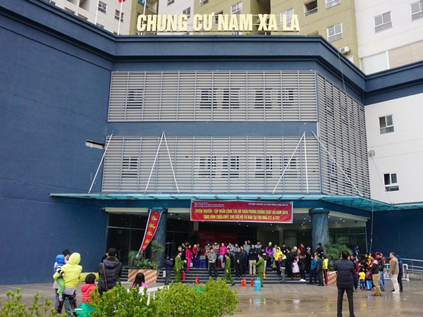 Cư dân Nam Xa La- Hà Đông hào hứng thực hành chữa cháy bằng bình chữa cháy xách tay dưới sự hướng dẫn của cán bộ PCCC số 9- Hà Đông