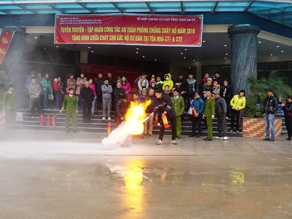 Phát bình chữa cháy miễn phí, nâng cao kỹ năng PCCC, thoát nạn tại chung cư Nam Xa La ảnh 8