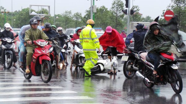 Gió giật mạnh khiến nhiều người gặp khó khăn khi lái xe trên đường.